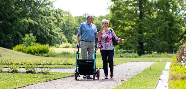 Explorez comment l'acupression soulage durablement les douleurs chroniques du dos.